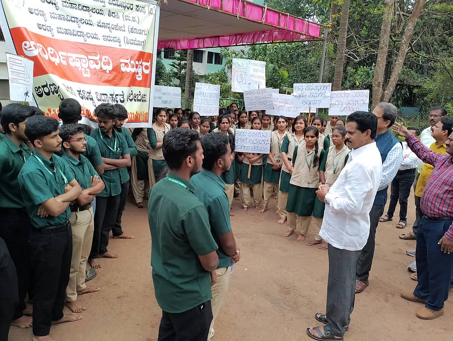 ವಿವಿಧ ಬೇಡಿಕೆ ಈಡೇರಿಕೆಗಾಗಿ ತರಗತಿ ಬಹಿಷ್ಕರಿಸಿ ಧರಣಿ ನಡೆಸುತ್ತಿರುವ ಶಿರಸಿಯ ಅರಣ್ಯ ಕಾಲೇಜ್ ವಿದ್ಯಾರ್ಥಿಗಳ ಜತೆ ಭೀಮಣ್ಣ ನಾಯ್ಕ ಚರ್ಚಿಸಿದರು