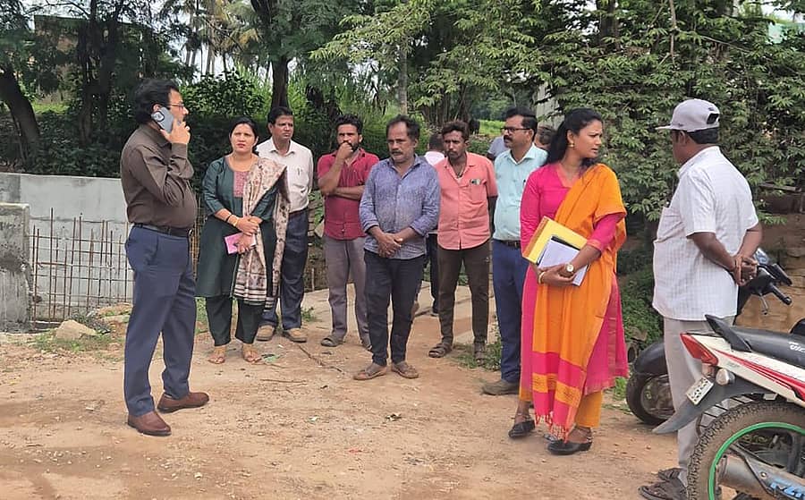 ಶಿಡ್ಲಘಟ್ಟದ ಚಿಂತಾಮಣಿ ಮಾರ್ಗದ ಟೋಲ್‌ಗೇಟ್ ಬಳಿಯ ರಾಜಕಾಲುವೆ ದುರಸ್ತಿ ಕಾಮಗಾರಿ ನಡೆಯುತ್ತಿರುವ ಸ್ಥಳಕ್ಕೆ ಜಿಲ್ಲಾಧಿಕಾರಿ ಪಿ.ಎನ್.ರವೀಂದ್ರ ಹಾಗೂ ಅಧಿಕಾರಿಗಳ ತಂಡ ಮಂಗಳವಾರ ಭೇಟಿ ನೀಡಿ ಪರಿಶೀಲಿಸಿದರು