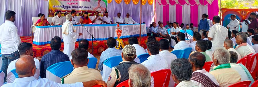 ಕಡೂರು ತಾಲ್ಲೂಕು ಪಂಚನಹಳ್ಳಿಯಲ್ಲಿ ಮಂಗಳವಾರ ನಡೆದ ಗ್ರಾಮ ಪಂಚಾಯಿತಿ ಮಟ್ಟದ ಜನಸ್ಪಂದನ ಸಭೆಯಲ್ಲಿ ಶಾಸಕ ಕೆ.ಎಸ್‌.ಆನಂದ್‌ ಮಾತನಾಡಿದರು. ತಹಶೀಲ್ದಾರ್‌ ಸಿ.ಎಸ್‌.ಪೂರ್ಣಿಮಾ, ಇಒ ಸಿ.ಆರ್‌.ಪ್ರವೀಣ್‌ ಮತ್ತಿತರರು ಹಾಜರಿದ್ದರು