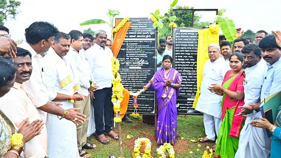ಕೊಳಹಾಳ್‌ ಗ್ರಾಮದಲ್ಲಿ ಗ್ರಾಮ ಪಂಚಾಯಿತಿ ಗ್ರಾಮ ಸೌಧ ಕಟ್ಟಡ ನಿರ್ಮಾಣ ಕಾಮಗಾರಿಗೆ ಭೂಮಿ ಪೂಜೆ ನೆರವೇರಿಸಲಾಯಿತು