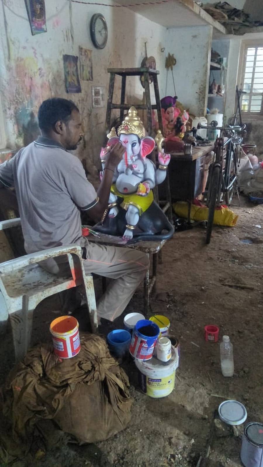 ಕಲಾಕೃತಿಗಳನ್ನು ತಯಾರಿಸುತ್ತಿರುವ ನಾಗರಾಜ್