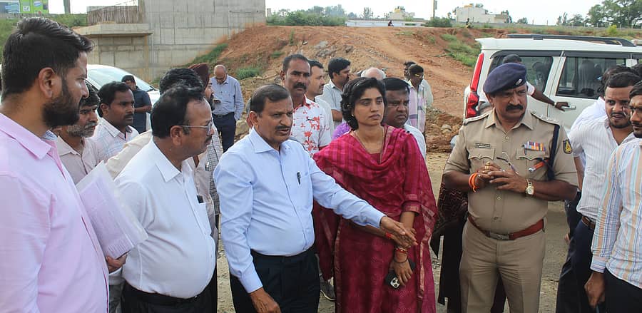 ಆನೇಕಲ್‌ ತಾಲ್ಲೂಕಿನ ಚಂದಾಪುರದಲ್ಲಿ ರಾಷ್ಟ್ರೀಯ ಹೆದ್ದಾರಿ ಅಭಿವೃದ್ಧಿ ಕಾಮಗಾರಿಯನ್ನು ಸಂಸದ ಡಾ.ಸಿ.ಎನ್.ಮಂಜುನಾಥ್‌ ಭೇಟಿ ನೀಡಿ ಪರಿಶೀಲಿಸಿದರು