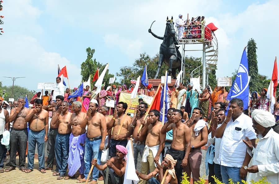 ಬಂಜಾರ ಸಮುದಾಯದ ಜನರು ಮಂಗಳವಾರ ಅರೆಬೆತ್ತಲೆ ಮೆರವಣಿಗೆ ನಡೆಸುವ ಮೂಲಕ ಸರ್ಕಾರದ ವಿರುದ್ಧ ಆಕ್ರೋಶ ಹೊರಹಾಕಿದರು