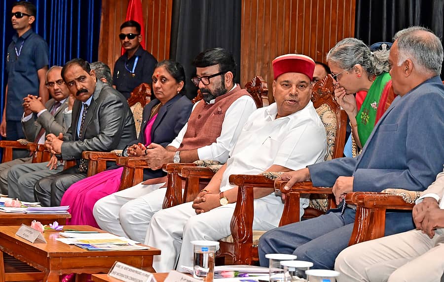 ರಾಜ್ಯಪಾಲ ಥಾವರಚಂದ್ ಗೆಹಲೋತ್ ಮತ್ತು ಮುಖ್ಯ ಮಾಹಿತಿ ಆಯುಕ್ತ ಎ.ಎಂ. ಪ್ರಸಾದ್, ಕಾರ್ಯದರ್ಶಿ ಸುಷ್ಮಾ ಗೋಡಬೋಲೆ ಮಾತುಕತೆಯಲ್ಲಿ ತೊಡಗಿದ್ದರು. ಎನ್‌.ಎ.ಹ್ಯಾರಿಸ್‌, ಬಿ.ಆರ್‌.ಮಮತಾ ಇದ್ದಾರೆ. – ಪ್ರಜಾವಾಣಿ ಚಿತ್ರ
