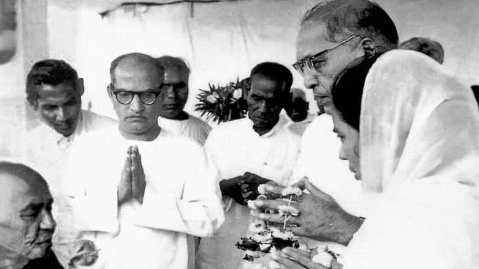 <div class="paragraphs"><p>ಮಹಾರಾಷ್ಟ್ರದ ನಾಗ್ಪುರದಲ್ಲಿ 1956ರ ಅ. 14ರಂದು ಬೌದ್ಧ ಧರ್ಮ ಸ್ವೀಕರಿಸಿದ ಡಾ. ಬಿ.ಆರ್. ಅಂಬೇಡ್ಕರ್ ಹಾಗೂ ಸವಿತಾ ಅಂಬೇಡ್ಕರ್</p></div>