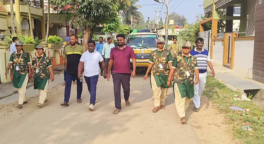 ಗುಂಡ್ಲುಪೇಟೆ ಪಟ್ಟಣದ ವಿವಿಧ ವಾರ್ಡ್‍ಗಳಿಗೆ ಪುರಸಭೆ ಅಧ್ಯಕ್ಷ ಶಶಿಧರ್ ಪಿ.ದೀಪು, ಉಪಾಧ್ಯಕ್ಷ ಶ್ರೀನಿವಾಸ್ ಕಣ್ಣಪ್ಪ ಮುಖ್ಯಾಧಿಕಾರಿ ಶರವಣ ಭೇಟಿ ನೀಡಿ ಪರಿಶೀಲನೆ ನಡೆಸಿದರು
