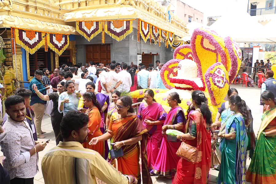 ಗಣ್ಯರ ಸಾಲಿನಲ್ಲಿ ಮಂಗಳವಾರ ಹೆಚ್ಚಿನ ಭಕ್ತರು ಸೇರಿದ್ದರು.