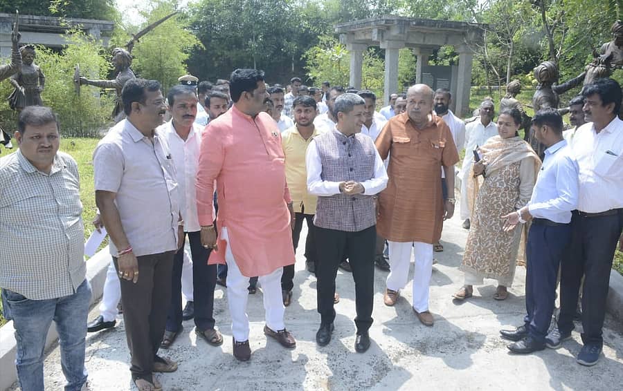 ಖಾನಾಪುರ ತಾಲ್ಲೂಕಿನ ನಂದಗಡದ ಸಂಗೊಳ್ಳಿ ರಾಯಣ್ಣ ಮ್ಯೂಸಿಯಂ ‘ವೀರಭೂಮಿ’ಗೆ ಸಚಿವ ಶಿವರಾಜ ತಂಗಡಗಿ ಮಂಗಳವಾರ ಭೇಟಿ ನೀಡಿ ಪರಿಶೀಲಿಸಿದರು