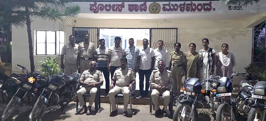 <div class="paragraphs"><p>ಮುಳಗುಂದ ಪೊಲೀಸ್ ಠಾಣೆ ವ್ಯಾಪ್ತಿ ಸೇರಿ ವಿವಿಧೆಡೆ ನಡೆದ ಬೈಕ್ ಕಳ್ಳತನ ಪ್ರಕರಣ ಭೇದಿಸಿದ&nbsp;ಸಿಪಿಐ ಸಂಗಮೇಶ ಶಿವಯೋಗಿ ನೇತೃತ್ವದ ಪೊಲೀಸ್ ತಂಡ, ಪತ್ತೆ ಮಾಡಿ ವಶಕ್ಕೆ ಪಡದ ಬೈಕ್‌ಗಳು</p></div>
