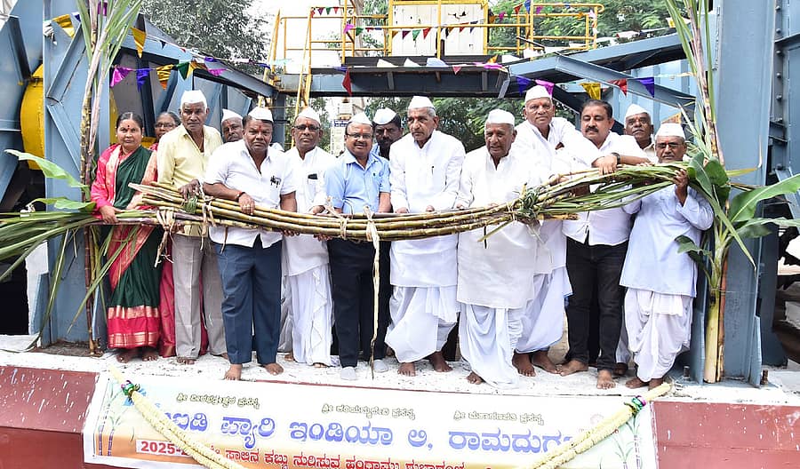 ರಾಮದುರ್ಗ ತಾಲ್ಲೂಕಿನ ಖಾನಪೇಟೆಯ ಶ್ರೀ ಧನಲಕ್ಷ್ಮೀ ಸಹಕಾರಿ ಸಕ್ಕರೆ ಕಾರ್ಖಾನೆಯ ಲೀಜ್‌ ಪಡೆದ ಇಐಡಿ ಪ್ಯಾರಿ ಕಂಪನಿ ಪ್ರಸಕ್ತ ಹಂಗಾಮಿನ ಕಬ್ಬು ನುರಿಸುವ ಕಾರ್ಯಕ್ಕೆ ಕಾರ್ಖಾನೆ ಅಧ್ಯಕ್ಷ ಮಹಾದೇವಪ್ಪ ಯಾದವಾಡ ಮಂಗಳವಾರ ಚಾಲನೆ ನೀಡಿದರು
