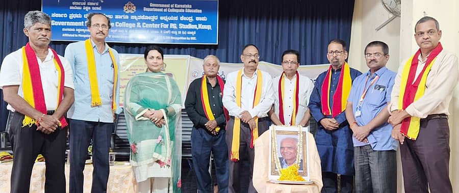 ಕಾಪು ಸಂಘ ಸರ್ಕಾರಿ ಪ್ರಥಮ ದರ್ಜೆ ಕಾಲೇಜಿನಲ್ಲಿ ‘ಡಾ.ಎಸ್.ಎಲ್. ಭೈರಪ್ಪ ಸಂಸ್ಮರಣೆ’ ಕಾರ್ಯಕ್ರಮದಲ್ಲಿ ಗಣ್ಯರು ಭೈರಪ್ಪರವರ ಭಾವಚಿತ್ರಕ್ಕೆ ಪುಷ್ಪಾರ್ಚನೆ ಸಲ್ಲಿಸಿದರು