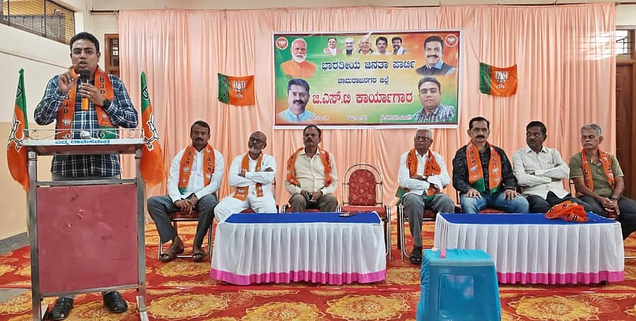 ಚಾಮರಾಜನಗರದ ವರ್ತಕರ ಭವನದಲ್ಲಿ ಬಿಜೆಪಿ ವತಿಯಿಂದ ಹಮ್ಮಿಕೊಂಡಿದ್ದ ಜಿಎಸ್‌ಟಿ ಕಾರ್ಯಾಗಾರದಲ್ಲಿ ಬಿಜೆಪಿ ವಕ್ತಾರ ಮೋಹನ್ ವಿಶ್ವಾಸ್ ಮಾತನಾಡಿದರು