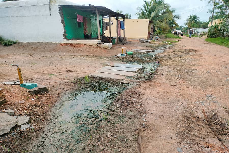 ಲಕ್ಷ್ಮೇಶ್ವರ ತಾಲ್ಲೂಕು ಯತ್ತಿನಹಳ್ಳಿ ಗ್ರಾಮದ ಎರಡನೇ ವಾರ್ಡ್‍ನಲ್ಲಿನ ಮುಖ್ಯ ರಸ್ತೆ ಸ್ಥಿತಿ