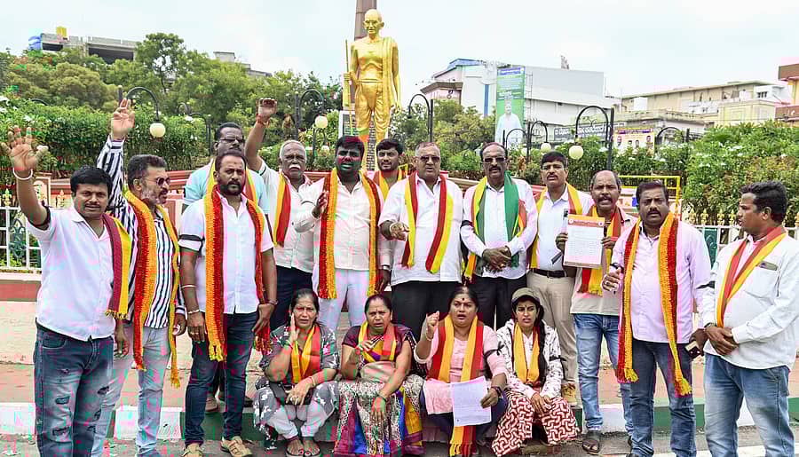 ಮೈಸೂರಿನ ಗಾಂಧಿ ವೃತದಲ್ಲಿ ಕನ್ನಡಾಂಬೆ ರಕ್ಷಣಾ ವೇದಿಕೆಯ ಸದಸ್ಯರು ಪ್ರತಿಭಟನೆ ನಡೆಸಿದರು ಪ್ರಜಾವಾಣಿ ಚಿತ್ರ