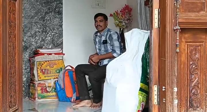 <div class="paragraphs"><p>ಬೀದರ್‌ನ ಗುರುನಗರದಲ್ಲಿರುವ ತಮ್ಮ ನಿವಾಸದಲ್ಲಿ ಲೋಕಾಯುಕ್ತ ಪೊಲೀಸರು ಶೋಧ ಕೈಗೊಂಡ ವೇಳೆ&nbsp;ಔರಾದ್‌ ಕೃಷಿ ಇಲಾಖೆಯ ಸಹಾಯಕ ನಿರ್ದೇಶಕ ಧೂಳಪ್ಪ ಅವರು ಒಂದು ಬದಿಯಲ್ಲಿ ಕುಳಿತಿದ್ದರು</p></div>