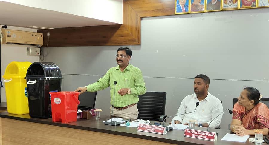 ಮನೆ ಮನೆಯಿಂದ ಕಸ ಸಂಗ್ರಹಣೆಗೆ ಖರೀದಿಸಿದ ಕಸದ ಡಬ್ಬಿಯನ್ನು ನಗರಸಭೆಯ ಸಾಮಾನ್ಯ ಸಭೆಯಲ್ಲಿ ಪೌರಾಯುಕ್ತ ಜಗದೀಶ ಹುಲಗೆಜ್ಜಿ ಪ್ರದರ್ಶಿಸಿದರು