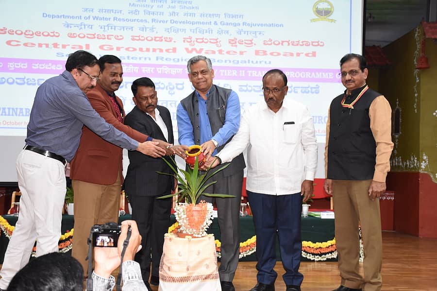 ಗದುಗಿನ ಮಹಾತ್ಮಗಾಂಧಿ ಗ್ರಾಮೀಣಾಭಿವೃದ್ಧಿ ಮತ್ತು ಪಂಚಾಯತ್‌ರಾಜ್‌ ವಿಶ್ವವಿದ್ಯಾಲಯದಲ್ಲಿ ಬುಧವಾರ ಆರಂಭಗೊಂಡ ಮೂರು ದಿನಗಳ ರಾಷ್ಟ್ರೀಯ ತರಬೇತಿ ಕಾರ್ಯಕ್ರಮವನ್ನು ಪ್ರಭಾರ ಕುಲಪತಿ ಪ್ರೊ. ಎಸ್‌.ವಿ.ನಾಡಗೌಡರ ಉದ್ಘಾಟಿಸಿದರು