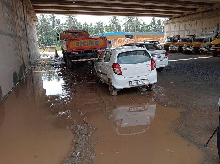 ರಾಷ್ಟ್ರೀಯ ಹೆದ್ದಾರಿ ಉಪ್ಪಿನಂಗಡಿ ಅಂಡರ್‌ಪಾಸ್‌ನಲ್ಲಿ ಕೆಸರು ನೀರು ತುಂಬಿರುವುದು 