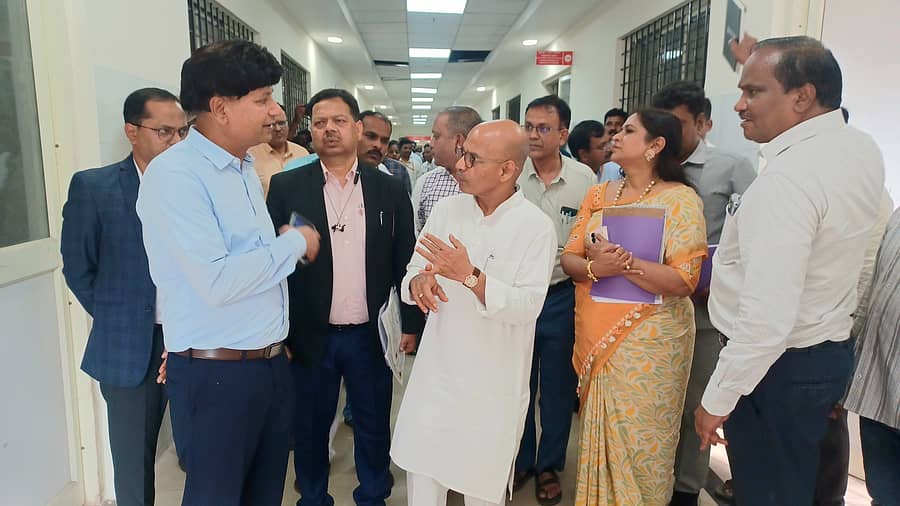 ಬಳ್ಳಾರಿ ವೈದ್ಯಕೀಯ ಕಾಲೇಜು ಮತ್ತು ಸಂಶೋಧನಾ ಕೇಂದ್ರಕ್ಕೆ ಬುಧವಾರ ಭೇಟಿ ನೀಡಿದ್ದ ವೈದ್ಯಕೀಯ ಶಿಕ್ಷಣ ಸಚಿವ ಶರಣಪ್ರಕಾಶ ಪಾಟೀಲ ಸಂಸ್ಥೆಯ ನಿರ್ದೇಶಕ ಗಂಗಾಧರ ಗೌಡ ಅವರಿಂದ ಮಾಹಿತಿ ಪಡೆದರು. ಜಿಲ್ಲಾಧಿಕಾರಿ ನಾಗೇಂದ್ರ ಪ್ರಸಾದ್ ಕೆ. ಸೇರಿದಂತೆ ಹಲವರು ಇದ್ದರು.