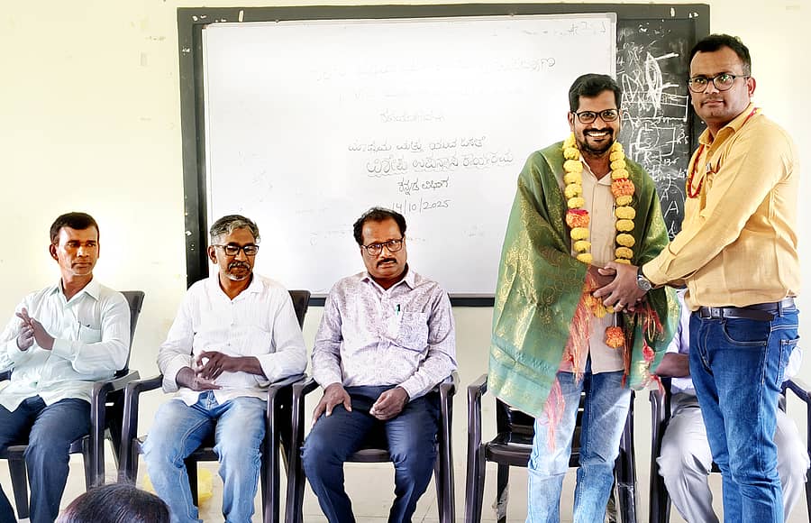 ಬಸವಕಲ್ಯಾಣದ ಸರ್ಕಾರಿ ಪ್ರಥಮ ದರ್ಜೆ ಕಾಲೇಜಿನಲ್ಲಿ ಮಂಗಳವಾರ ನಡೆದ ಉಪನ್ಯಾಸ ಕಾರ್ಯಕ್ರಮದಲ್ಲಿ ಸಾಹಿತಿ ಬಾಲಾಜಿ ಕುಂಬಾರ ಅವರನ್ನು ಸನ್ಮಾನಿಸಲಾಯಿತು. ಪ್ರಾಚಾರ್ಯ ಪ್ರಲ್ಹಾದ್ ಚೆಂಗಟೆ ಉಪಸ್ಥಿತರಿದ್ದರು