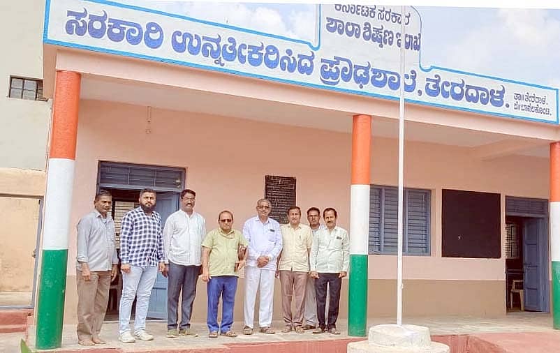 ತೇರದಾಳದಲ್ಲಿ ಪ್ರಾರಂಭಗೊಳ್ಳಲಿರುವ ಸಕರ್ಾರಿ ಪ್ರೌಢಶಾಲೆಯ ಕಟ್ಟಡ ಸೇರಿದಂತೆ ಮೂಲಸೌಲಭ್ಯಗಳ ವೀಕ್ಷಣೆಗೆ ಶಿಕ್ಷಣ ಇಲಾಖೆಯ ಅಧಿಕಾರಿಗಳ ತಂಡದವರು ಭೇಟಿ ನೀಡಿ, ಪರಿಶೀಲಿಸಿದರು.