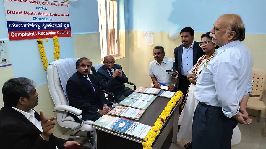 ಜಿಲ್ಲಾ ಆಸ್ಪತ್ರೆ ಆವರಣದಲ್ಲಿ  ಜಿಲ್ಲಾ ಮಾನಸಿಕ ಆರೋಗ್ಯ ಪರಿಶೀಲನಾ ಮಂಡಳಿ ಉದ್ಘಾಟನೆ ನಂತರ ನ್ಯಾಯಾಧೀಶರಾದ ರೋಣ ವಾಸುದೇವ್‌,  ವೀರಣ್ಣ ಸೋಮಶೇಖರ್, ಎಂ.ವಿಜಯ್‌ ಚರ್ಚೆ ನಡೆಸಿದರು