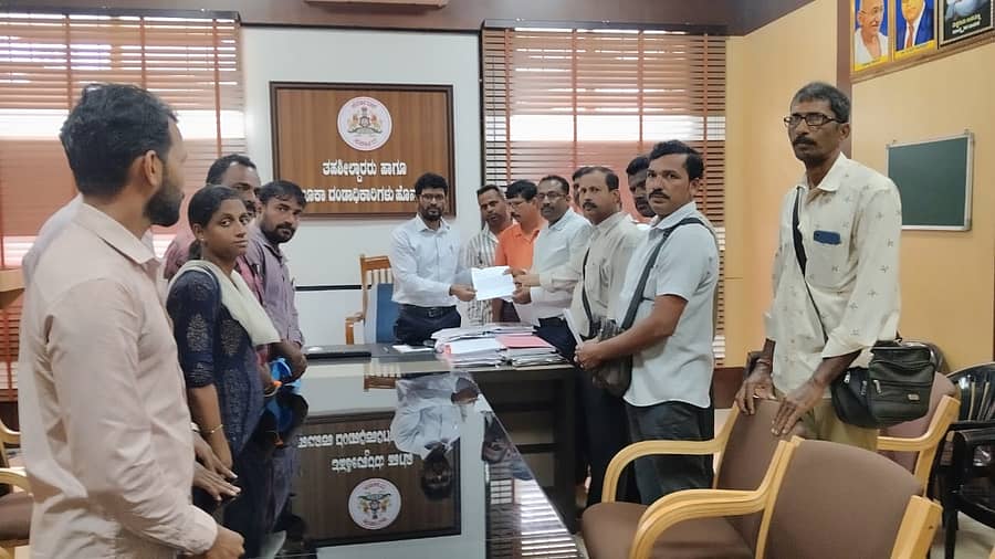 ಬಿಪಿಎಲ್ ಕಾಡರ್್ ಸೌಲಭ್ಯ ಮುಂದುವರಿಸಬೇಕು ಎಂದು ಆಗ್ರಹಿಸಿ ಮಂಕಿಯ ಪಿಂಗ್ಮಿ ಸಂಗ್ರಹಕಾರರ ಸಂಘದ ವತಿಯಿಂದ ಬುಧವಾರ ಹೊನ್ನಾವರದಲ್ಲಿ ತಹಶೀಲ್ದಾರ ಪ್ರವೀಣ ಕರಾಂಡೆ ಅವರಿಗೆ ಮನವಿ ಅಪರ್ಿಸಲಾಯಿತು
