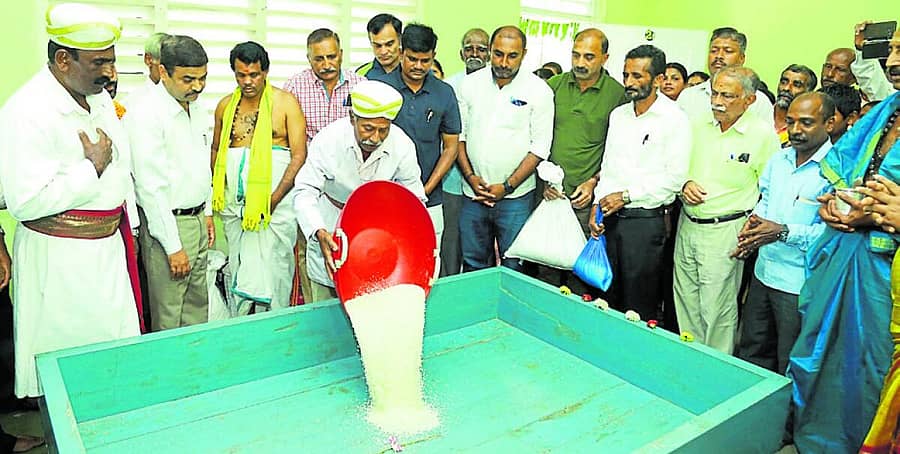 <div class="paragraphs"><p>ಭಗಂಡೇಶ್ವರ ದೇವಾಲಯದಲ್ಲಿ ಇರುವ ಪತ್ತಾಯಕ್ಕೆ ಅಕ್ಕಿ ಹಾಕುವ ಮೂಲಕ ಕಾವೇರಿ ಜಾತ್ರೆ ಕಾರ್ಯಕ್ರಮಕ್ಕೆ ಪ್ರತಿವರ್ಷ ಚಾಲನೆ ನೀಡಲಾಗುತ್ತದೆ (ಸಂಗ್ರಹ ಚಿತ್ರ)</p></div>