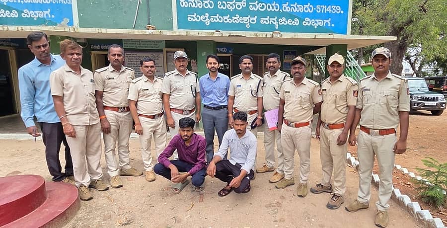 ಹನೂರು ತಾಲ್ಲೂ ಮಲೆಮಹದೇಶ್ವರ ವನ್ಯದಾಮದಲ್ಲಿ ಹುಲಿ ಹತ್ಯೆಯಲ್ಲಿ ಭಾಗಿಯಾಗಿರುವ ಆರೋಪಿಗಳಾದ ಚಂದು ಹಾಗೂ ಅಭಿಷೇಕ್ ಎಂಬುವವರನ್ನು ಅರಣ್ಯಾಧಿಕಾರಿಗಳು ಬಂಧಿಸಿರುವುದು