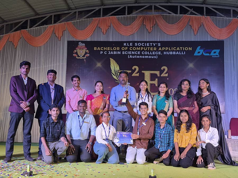 ಹುಬ್ಬಳ್ಳಿಯ ಕೆಎಲ್‌ಇ ಸಂಸ್ಥೆಯ ಬಿಸಿಎ ಮಹಾವಿದ್ಯಾಲಯದಲ್ಲಿ ಆಯೋಜಿಸಿದ್ದ ‘ಐ2 ಇ2 ತಾಂತ್ರಿಕ ಉತ್ಸವ–2025’ ಸಮಾರೋಪ ಸಮಾರಂಭದಲ್ಲಿ ವಿದ್ಯಾರ್ಥಿಗಳಿಗೆ ಬಹುಮಾನ ವಿತರಿಸಲಾಯಿತು
