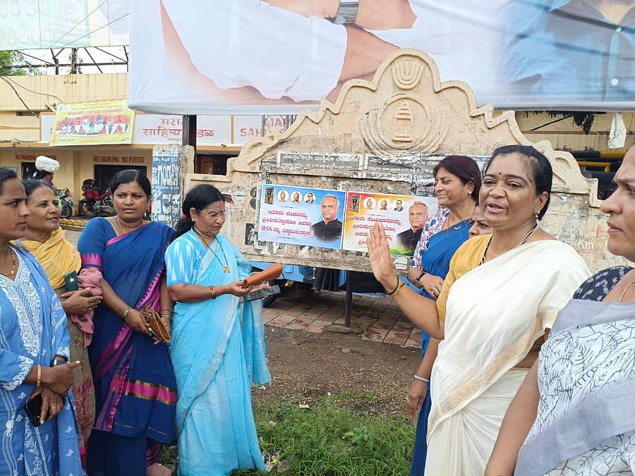 <div class="paragraphs"><p>ಕಲಬುರಗಿಯ‌ ಸರ್ದಾರ್ ‌ವಲ್ಲಭಭಾಯಿ ಪಟೇಲ್ ವೃತ್ತದಲ್ಲಿ ಜಿಲ್ಲಾ ಕಾಂಗ್ರೆಸ್ ‌ಮಹಿಳಾ ಘಟಕದಿಂದ ಪೋಸ್ಟರ್ ಅಂಟಿಸಲಾಯಿತು</p></div>