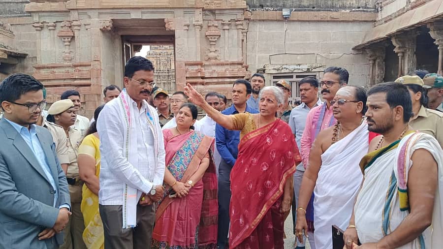 ಕೇಂದ್ರದ ಹಣಕಾಸು ಸಚಿವೆ ನಿರ್ಮಲಾ ಸೀತಾರಾಮನ್‌ ಅವರು ಬುಧವಾರ ಹಂಪಿಯ ವಿರೂಪಾಕ್ಷೇಶ್ವರ ದೇವಸ್ಥಾನಕ್ಕೆ ಭೇಟಿ ನೀಡಿದರು –ಪ್ರಜಾವಾಣಿ ಚಿತ್ರ/ ಲವ ಕೆ.