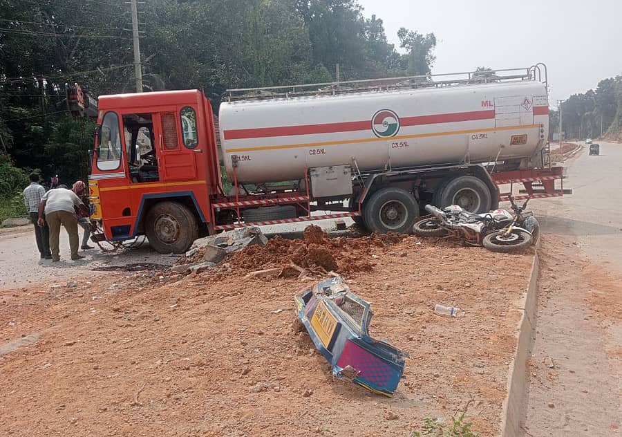 ಉಪ್ಪಿನಂಗಡಿ ಕೂಟೇಲು ಸೇತುವೆ ಬಳಿ ಅಪಘಾತಕ್ಕೀಡಾಗಿ ರಸ್ತೆ ಮತ್ತೊಂದು ಬದಿಗೆ ತಿರುಗಿರುವ ಟ್ಯಾಂಕರ್  