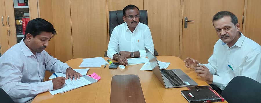 ರಾಮನಗರದ ಜಿಲ್ಲಾಧಿಕಾರಿ ಕಚೇರಿ ಸಂಕೀರ್ಣದಲ್ಲಿರುವ ತಮ್ಮ ಕಚೇರಿಯಲ್ಲಿ ನಡೆದ ಕುಷ್ಠರೋಗ ಪ್ರಕರಣ ಪತ್ತೆ ಹಚ್ಚುವ ಆಂದೋಲನ ಕಾರ್ಯಕ್ರಮ ಅನುಷ್ಠಾನ ಕುರಿತ ಜಿಲ್ಲಾ ಮಟ್ಟದ ಸಮನ್ವಯ ಸಮಿತಿ ಸಭೆಯಲ್ಲಿ ಹೆಚ್ಚುವರಿ ಜಿಲ್ಲಾಧಿಕಾರಿ ಆರ್. ಚಂದ್ರಯ್ಯ ಮಾತನಾಡಿದರು. ಕುಷ್ಠರೋಗ ನಿರ್ಮೂಲನಾಧಿಕಾರಿ ಡಾ. ಕುಮಾರ್ ಇದ್ದಾರೆ 