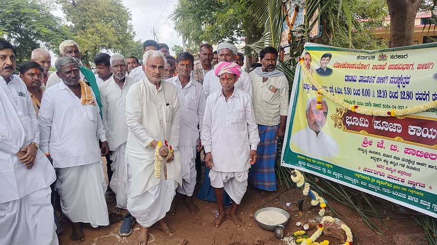 ಕೆರೂರ ಸಮೀಪದ ಕೈನಕಟ್ಟಿ, ಅನವಾಲ, ಇನಾಂ ಹನಮನೇರಿ ಗ್ರಾಮಗಳಲ್ಲಿ ವಿವಿಧ ಕಾಮಗಾರಿಗಳಿಗೆ ಬುಧವಾರ ಶಾಸಕ ಜೆ.ಟಿ. ಪಾಟೀಲ ಭೂಮಿಪೂಜೆ ನೆರವೇರಿಸಿದರು