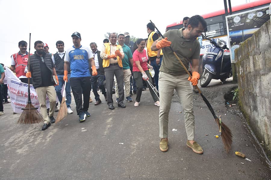 ಶಾಸಕ ಡಾ.ಮಂತರ್‌ಗೌಡ ಅವರ ಕಸ ಗುಡಿಸುವ ಮೂಲಕ ಸ್ವಚ್ಛತಾ ಅಭಿಯಾನಕ್ಕೆ ಮಡಿಕೇರಿಯಲ್ಲಿ ಬುಧವಾರ ಚಾಲನೆ ನೀಡಿದರು