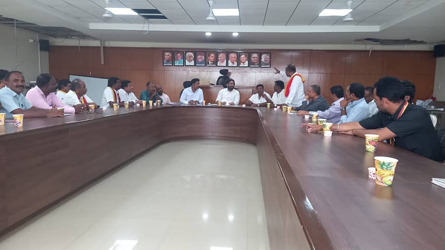 ಕನಕಪುರ ತಾಲ್ಲೂಕು ಕಚೇರಿ ನ್ಯಾಯಾಲಯದ ಸಭಾಂಗಣದಲ್ಲಿ ರಾಜ್ಯೋತ್ಸವ ಪೂರ್ವಭಾವಿ ಸಭೆ ನಡೆಯಿತು