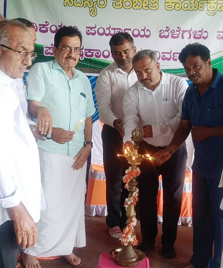 ಸಾಗರಪೇಟೆಯ ತುಮ್ಕೋಸ್ ಕಚೇರಿಯಲ್ಲಿ ಬುಧವಾರ ನಡೆದ ವಿಚಾರ ಸಂಕಿರಣವನ್ನು ವಿಜ್ಞಾನಿ ಎಂ.ಜಿ. ಬಸವನ ಗೌಡ ಉದ್ಘಾಟಿಸಿದರು