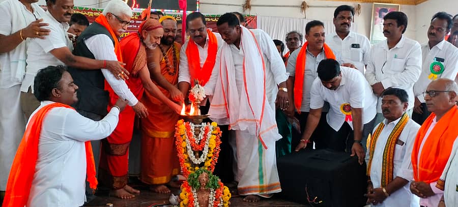 ಕಡೂರು ತಾಲ್ಲೂಕು ವಿಶ್ವಕರ್ಮ ಸಮಾಜ ಆಯೋಜಿಸಿದ್ದ ವಿಶ್ವಕರ್ಮ ಪೂಜಾ ಮಹೋತ್ಸವ ಕಾರ್ಯಕ್ರಮವನ್ನು ಬುಧವಾರ ಶಾಸಕ ಕೆ.ಎಸ್‌.ಆನಂದ್‌ ಉದ್ಘಾಟಿಸಿದರು. ಅರೆಮಾದನಹಳ್ಳಿ, ವಡ್ಡನಹಾಳು ಶ್ರೀಗಳು, ಪುರಸಭಾಧ್ಯಕ್ಷ ಭಂಡಾರಿ ಶ್ರೀನಿವಾಸ್‌, ತಹಶೀಲ್ದಾರ್‌ ಪೂರ್ಣಿಮಾ ಭಾಗವಹಿಸಿದ್ದರು  