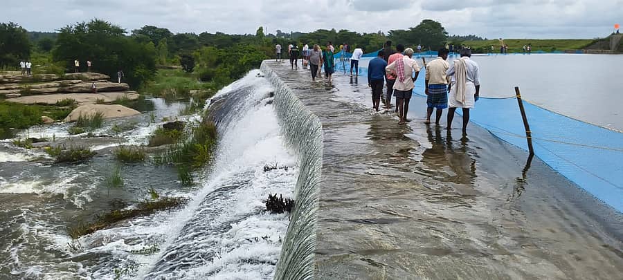 ಕೆಜಿಎಫ್‌ ತಾಲ್ಲೂಕಿನ ರಾಮಸಾಗರ ಕೆರೆ ಬುಧವಾರ ಕೋಡಿ ಬಿದ್ದಿರುವುದು 