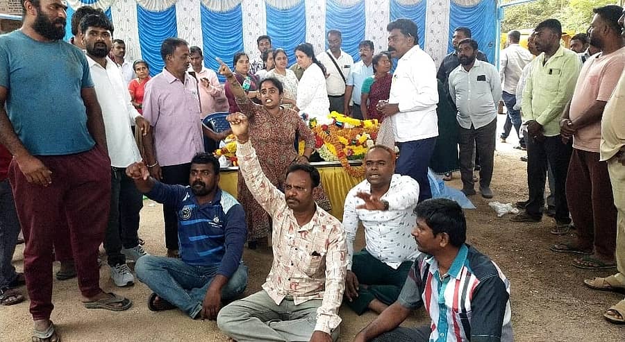 ವಿಜಯಪುರ ಪುರಸಭೆ ದ್ವೀತಿಯ ದರ್ಜೆಯ ನೌಕರ ಪವನ್ ಜೋಷಿ ಸಾವಿಗೆ ಕಿರುಕುಳವೇ ಕಾರಣ ಎಂದು ಆರೋಪಿಸಿ ಕುಟುಂಬಸ್ಥರು ಬುಧವಾರ ಪುರಸಭೆ ಎದುರು ಶವವಿಟ್ಟು ಪ್ರತಿಭಟನೆ ನಡೆಸಿದರು.