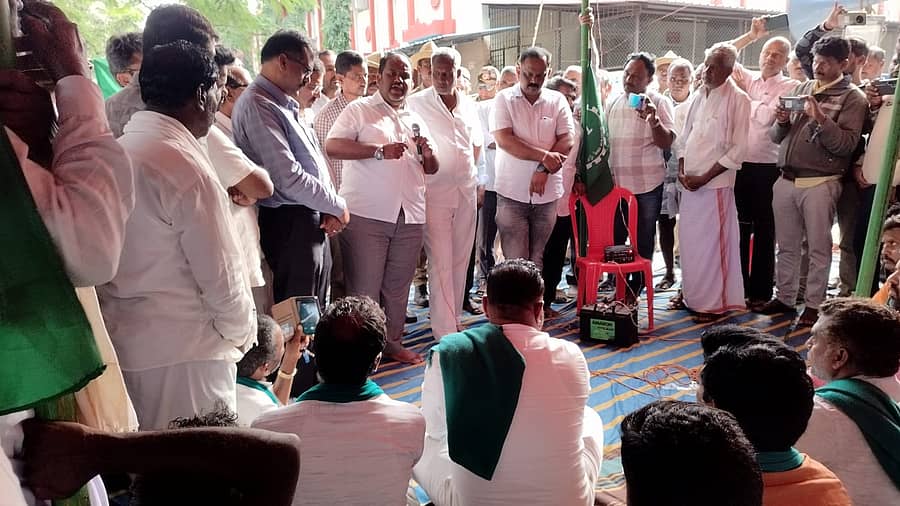 ಗುಂಡ್ಲುಪೇಟೆ ತಾಲ್ಲೂಕು ಕಚೇರಿ ಮುಂಭಾಗ ವಿವಿಧ ಬೇಡಿಕೆಗಳ ಈಡೇರಿಕೆಗೆ ಆಗ್ರಹಿಸಿ ಕರ್ನಾಟಕ ರಾಜ್ಯ ರೈತ ಸಂಘ ಹಾಗೂ ಹಸಿರು ಸೇನೆ ಧರಣಿ ನಡೆಸುತ್ತಿರುವ ಸ್ಥಳಕ್ಕೆ ಭೇಟಿ ನೀಡಿದ ಶಾಸಕ ಎಚ್.ಎಂ.ಗಣೇಶ್‍ಪ್ರಸಾದ್ ಮನವಿ ಸ್ವೀಕರಿಸಿದರು