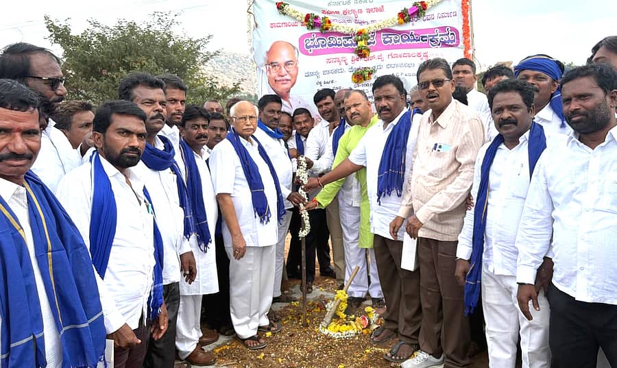 ಮೊಳಕಾಲ್ಮುರಿನಲ್ಲಿ ನಿರ್ಮಾಣವಾಗಲಿರುವ ಡಾ.ಬಿ.ಆರ್.‌ ಅಂಬೇಡ್ಕರ್‌ ಭವನಕ್ಕೆ ಬುಧವಾರ ಶಾಸಕ ಎನ್.ವೈ. ಗೋಪಾಲಕೃಷ್ಣ ಶಂಕುಸ್ಥಾಪನೆ ಮಾಡಿದರು 