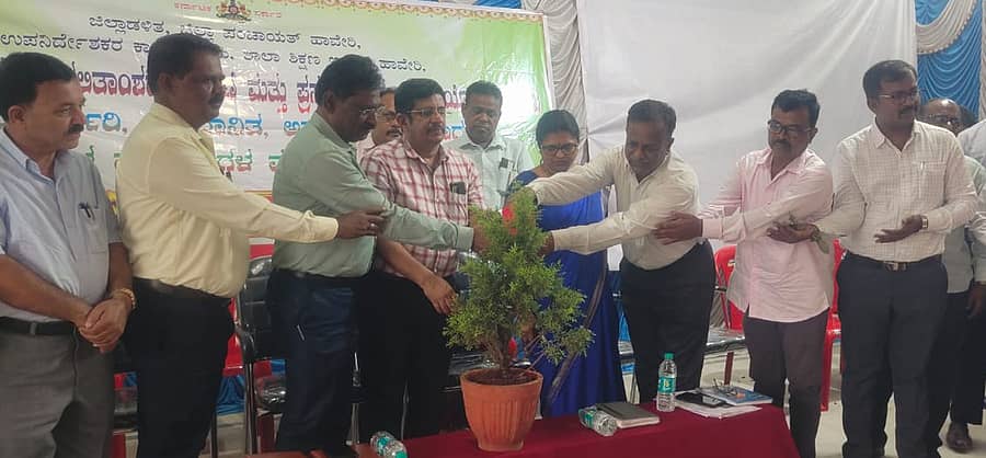 ರಾಣೆಬೆನ್ನೂರಿನ ಪ್ರಾಥಮಿಕ ಶಾಲಾ ಶಿಕ್ಷಕರ ಪತ್ತಿನ ಸಹಕಾರಿ ಸಂಘದಲ್ಲಿ ಬುಧವಾರ ನಡೆದ ಎಸ್ಎಸ್ಎಲ್ಸಿ ಪರೀಕ್ಷೆ ಸುಧಾರಣೆ ಕಾರ್ಯಾಗಾರವನ್ನು ಗಣ್ಯರು ಉದ್ಘಾಟಿಸಿದರು