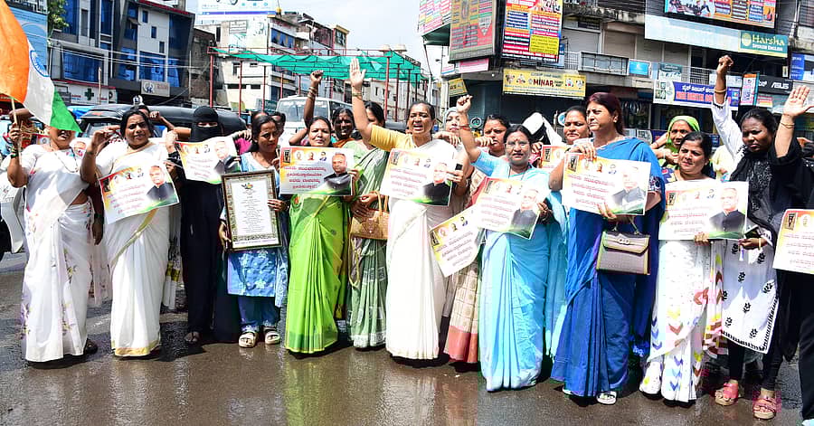 ಕಲಬುರಗಿಯ ಎಸ್‌ವಿಪಿ ವೃತ್ತದಲ್ಲಿ ಜಿಲ್ಲಾ ಮಹಿಳಾ ಕಾಂಗ್ರೆಸ್‌ ಘಟಕದಿಂದ ಬುಧವಾರ ಪೋಸ್ಟರ್‌ ಅಭಿಯಾನ ನಡೆಸಲಾಯಿತು
