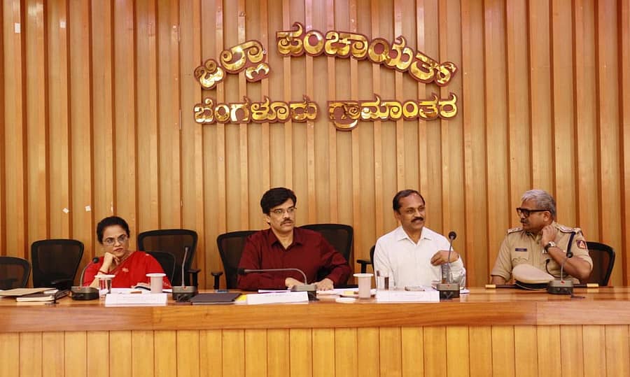 ದೇವನಹಳ್ಳಿಯ ಜಿಲ್ಲಾಡಳಿತ ಭವನದಲ್ಲಿ ನಡೆದ ಸಾಮಾನ್ಯಸಭೆಯಲ್ಲಿ ಪಿ.ಸಿ.ಜಾಫರ್ ಮಾತನಾಡಿದರು. ಜಿಲ್ಲಾಧಿಕಾರಿ ಎ.ಬಿ. ಬಸವರಾಜ್‌, ಜಿ.ಪಂ ಸಿಇಒ ಕೆ.ಎನ್‌.ಅನುರಾಧ, ಜಿಲ್ಲಾ ಪೊಲೀಸ್‌ ವರಿಷ್ಠಾಧಿಕಾರಿ ಸಿ.ಕೆ. ಬಾಬಾ ಉಪಸ್ಥಿತರಿದ್ದರು