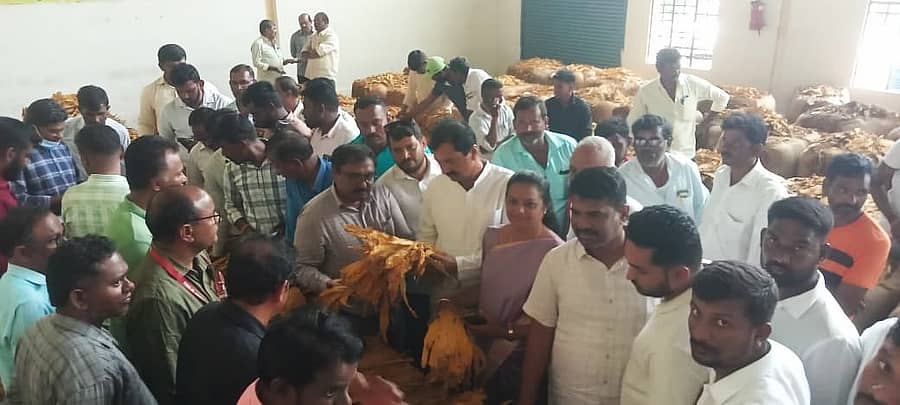 <div class="paragraphs"><p>ಹುಣಸೂರು ತಾಲ್ಲೂಕಿನ ಕಟ್ಟೆಮಳಲವಾಡಿ ಗ್ರಾಮದ ದೇವರಾಜ ಅರಸು ತಂಬಾಕು ಹರಾಜು ಮಾರುಕಟ್ಟೆಗೆ ಕೆಪಿಸಿಸಿ ರಾಜ್ಯ ವಕ್ತಾರ ಎಂ.ಲಕ್ಷ್ಮಣ್‌ ಬುಧವಾರ ಭೇಟಿ ನೀಡಿ ಹರಾಜು ಕುರಿತು ಮಾಹಿತಿ ಪಡೆದರು</p></div>