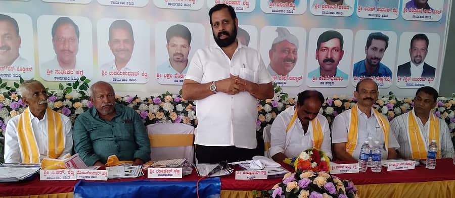 ಮೂಡುಬಿದಿರೆಯ ಒಂಟಿಕಟ್ಟೆಯಲ್ಲಿ ಬುಧವಾರ ನಡೆದ ರಾಜ್ಯ ಕಂಬಳ ಅಸೋಸಿಯೇಶನ್ ಸಭೆಯಲ್ಲಿ ಸಮಿತಿ ರಾಜ್ಯ ಅಧ್ಯಕ್ಷ ಬೆಳಪು ದೇವಿಪ್ರಸಾದ್ ಶೆಟ್ಟಿ ಮಾತನಾಡಿದರು