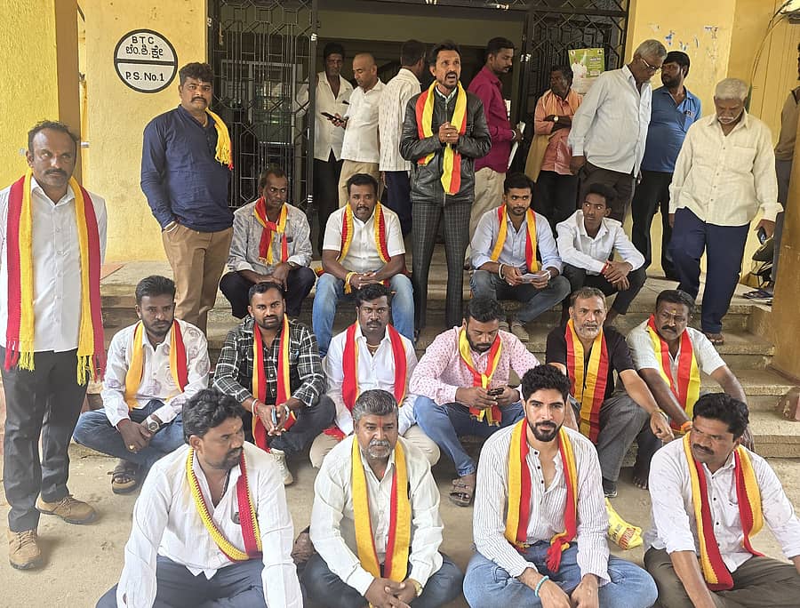 ದೊಡ್ಡಬಳ್ಳಾಪುರ ತಾಲ್ಲೂಕು ಕಚೇರಿ ಮುಂದೆ ಬುಧವಾರ ಕರ್ನಾಟಕ ರಕ್ಷಣಾ ವೇದಿಕೆ(ಪ್ರವೀಣ್ ಕುಮಾರ್ ಶೆಟ್ಟಿ) ಬಣದಿಂದ ಪ್ರತಿಭಟನೆ ನಡೆಸಲಾಯಿತು