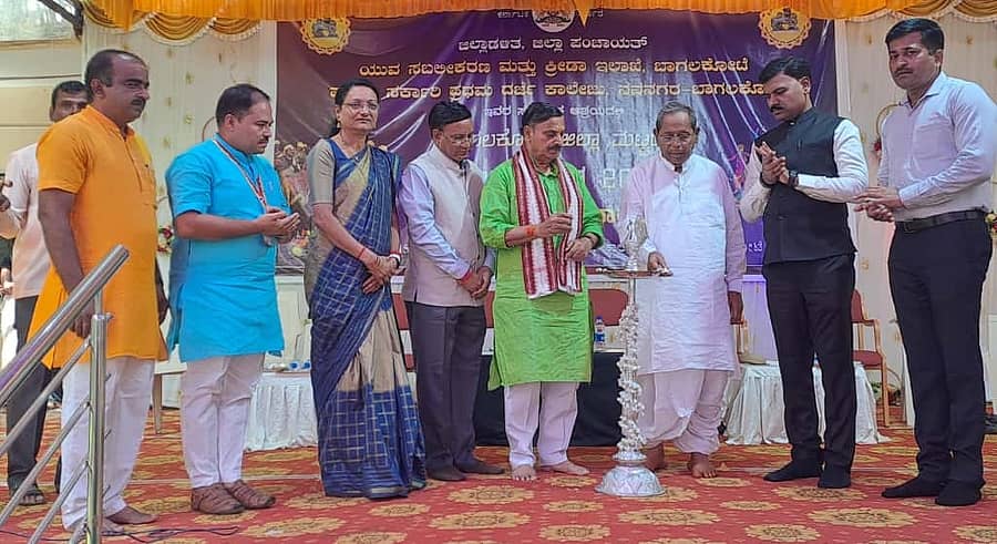 ಬಾಗಲಕೋಟೆ ನವನಗರದ ಸರ್ಕಾರಿ ಪ್ರಥಮ ದರ್ಜೆ ಕಾಲೇಜಿನಲ್ಲಿ ಬುಧವಾರ ಹಮ್ಮಿಕೊಂಡಿದ್ದ ಯುವ ಜನೋತ್ಸವವನ್ನು ಶಾಸಕ ಎಚ್‌.ವೈ. ಮೇಟಿ ಉದ್ಘಾಟಿಸಿದರು